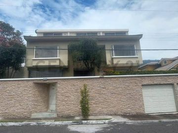 SE VENDE CASA INDEPENDIENTE 530M2 SECTOR CUMBAYA
