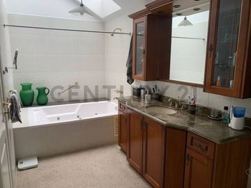 SE VENDE CASA INDEPENDIENTE 530M2 SECTOR CUMBAYA