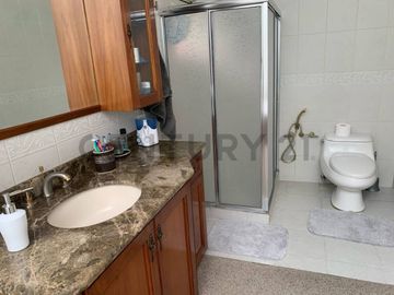 SE VENDE CASA INDEPENDIENTE 530M2 SECTOR CUMBAYA