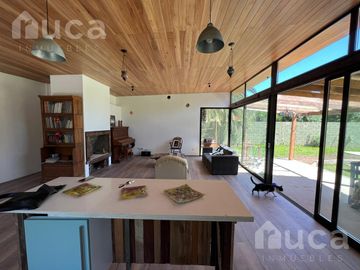 ALQUILER DE VERANO | Flamante CASA de Estilo Rustico-Moderno con Jardin y Pileta | Barrio Residencial La Bota