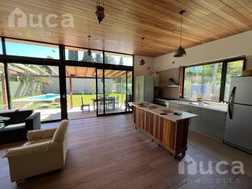 ALQUILER DE VERANO | Flamante CASA de Estilo Rustico-Moderno con Jardin y Pileta | Barrio Residencial La Bota