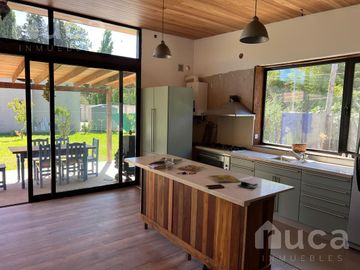 ALQUILER DE VERANO | Flamante CASA de Estilo Rustico-Moderno con Jardin y Pileta | Barrio Residencial La Bota