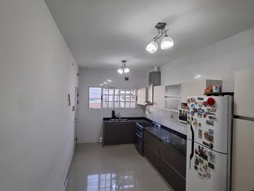 CHALET 4 AMB CON PARQUE Y PISCINA