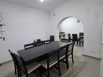 CHALET 4 AMB CON PARQUE Y PISCINA