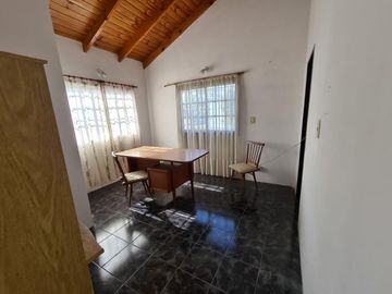 Inmueble a reformar a una cuadra de Espora y La Serenisima