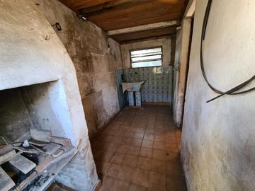 Inmueble a reformar a una cuadra de Espora y La Serenisima