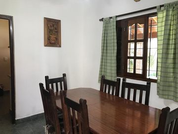 Chalet de 5 ambientes con parque y cochera pasante