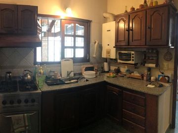 Chalet de 5 ambientes con parque y cochera pasante