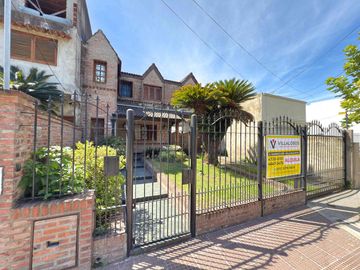 Chalet de 5 ambientes con parque y cochera pasante