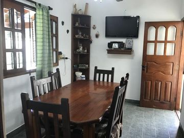 Chalet de 5 ambientes con parque y cochera pasante