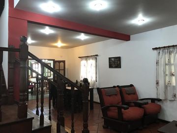 Chalet de 5 ambientes con parque y cochera pasante