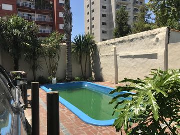 Chalet de 5 ambientes con parque y cochera pasante