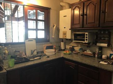Chalet de 5 ambientes con parque y cochera pasante