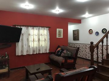 Chalet de 5 ambientes con parque y cochera pasante