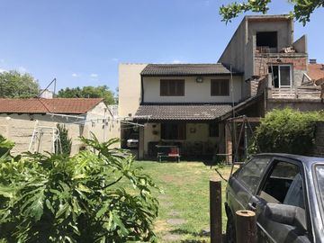 Chalet de 5 ambientes con parque y cochera pasante