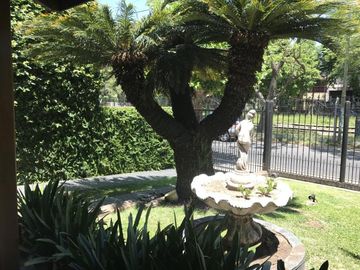 Chalet de 5 ambientes con parque y cochera pasante