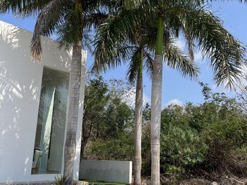 Residencia  en Privada dentro del Yucatán Country Cllub