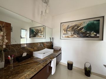 Residencia  en Privada dentro del Yucatán Country Cllub