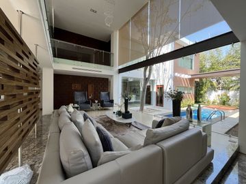 Residencia  en Privada dentro del Yucatán Country Cllub