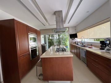 Residencia  en Privada dentro del Yucatán Country Cllub