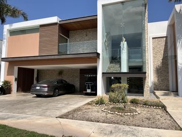 Residencia  en Privada dentro del Yucatán Country Cllub