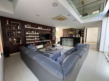 Residencia  en Privada dentro del Yucatán Country Cllub