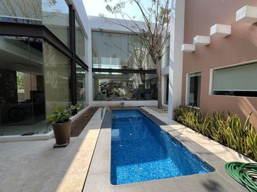 Residencia  en Privada dentro del Yucatán Country Cllub
