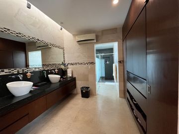 Residencia  en Privada dentro del Yucatán Country Cllub