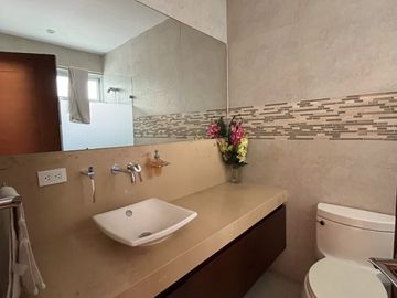 Residencia  en Privada dentro del Yucatán Country Cllub
