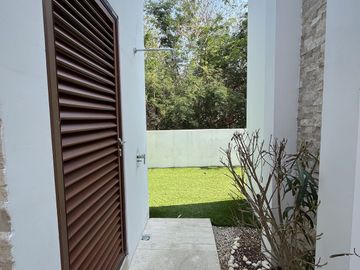 Residencia  en Privada dentro del Yucatán Country Cllub
