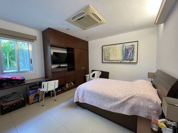 Residencia  en Privada dentro del Yucatán Country Cllub