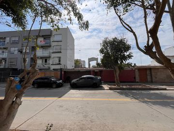Venta de casa como terreno en Surco cerca a Parque