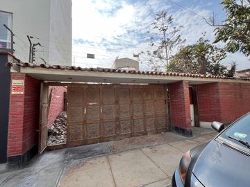 Venta de casa como terreno en Surco cerca a Parque