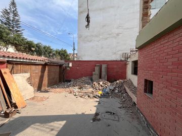 Venta de casa como terreno en Surco cerca a Parque