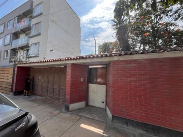 Venta de casa como terreno en Surco cerca a Parque