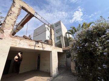 Venta de casa como terreno en Surco cerca a Parque