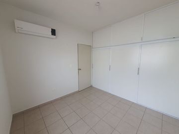 CASA en VENTA de 3 Recamaras, Zona Dorada, frente a Benevento Residencial
