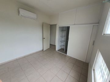 CASA en VENTA de 3 Recamaras, Zona Dorada, frente a Benevento Residencial
