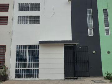 CASA en VENTA de 3 Recamaras, Zona Dorada, frente a Benevento Residencial