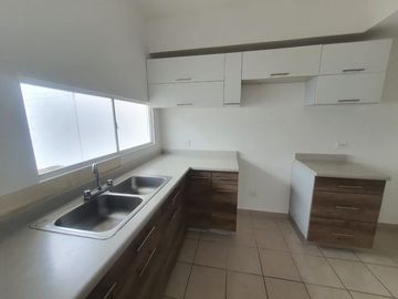 CASA en VENTA de 3 Recamaras, Zona Dorada, frente a Benevento Residencial