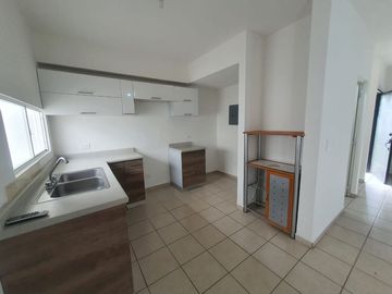 CASA en VENTA de 3 Recamaras, Zona Dorada, frente a Benevento Residencial