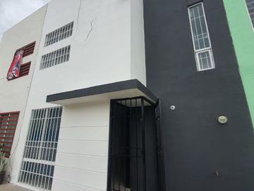 CASA en VENTA de 3 Recamaras, Zona Dorada, frente a Benevento Residencial