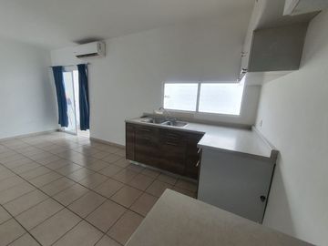 CASA en VENTA de 3 Recamaras, Zona Dorada, frente a Benevento Residencial