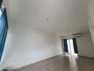 CASA en VENTA de 3 Recamaras, Zona Dorada, frente a Benevento Residencial