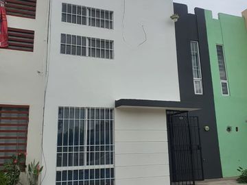 CASA en VENTA de 3 Recamaras, Zona Dorada, frente a Benevento Residencial