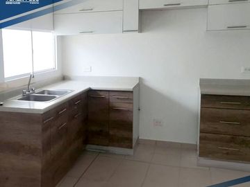 CASA en VENTA de 3 Recamaras, Zona Dorada, frente a Benevento Residencial