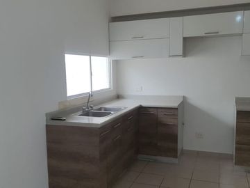 CASA en VENTA de 3 Recamaras, Zona Dorada, frente a Benevento Residencial