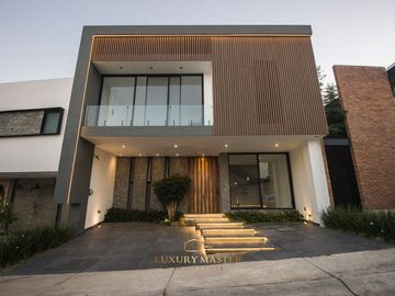 Hermosa casa en venta en Valle Imperial en Venta