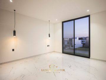 Hermosa casa en venta en Valle Imperial en Venta