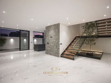 Hermosa casa en venta en Valle Imperial en Venta